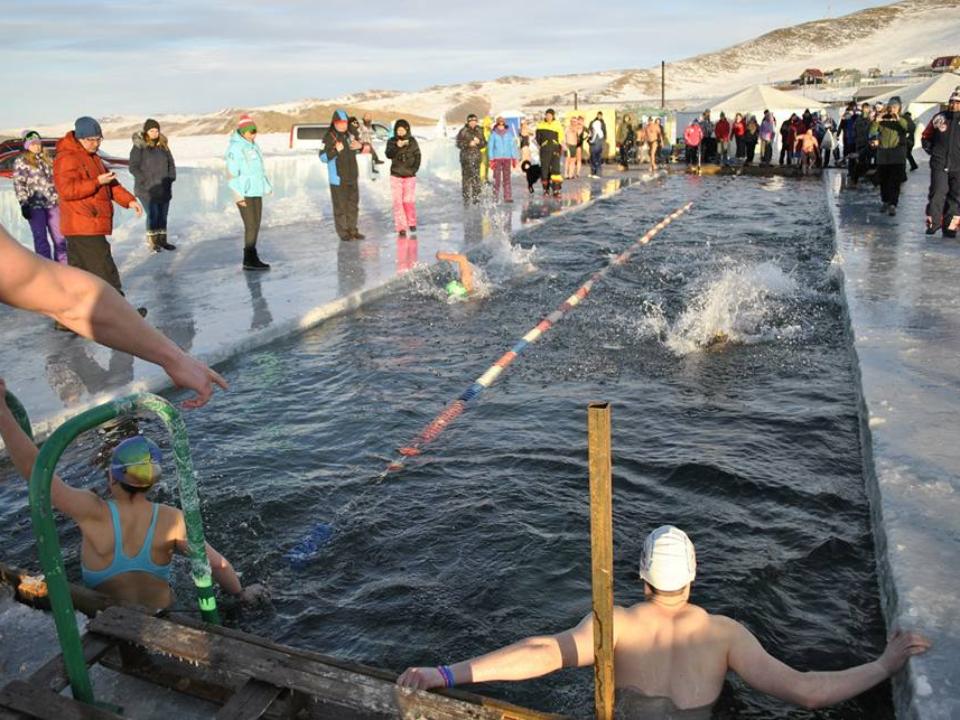 Ледовый марафон в купальниках и на коньках проходит на Байкале