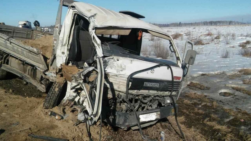 Водитель и пассажир Mazda Titan пострадали при столкновении с Hyundai Porter в Приангарье
