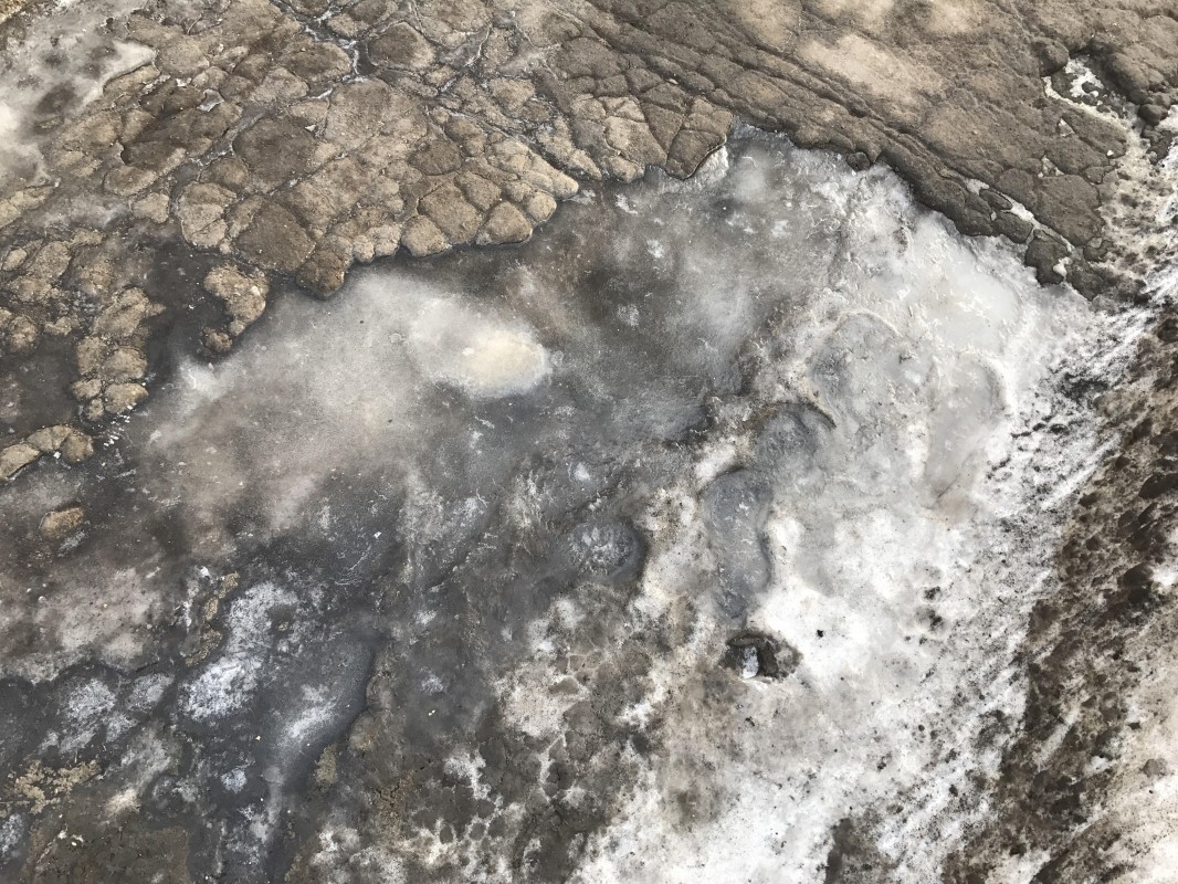 Коммунальщики Иркутска устроили на тротуарах опасные для горожан ледовые катки