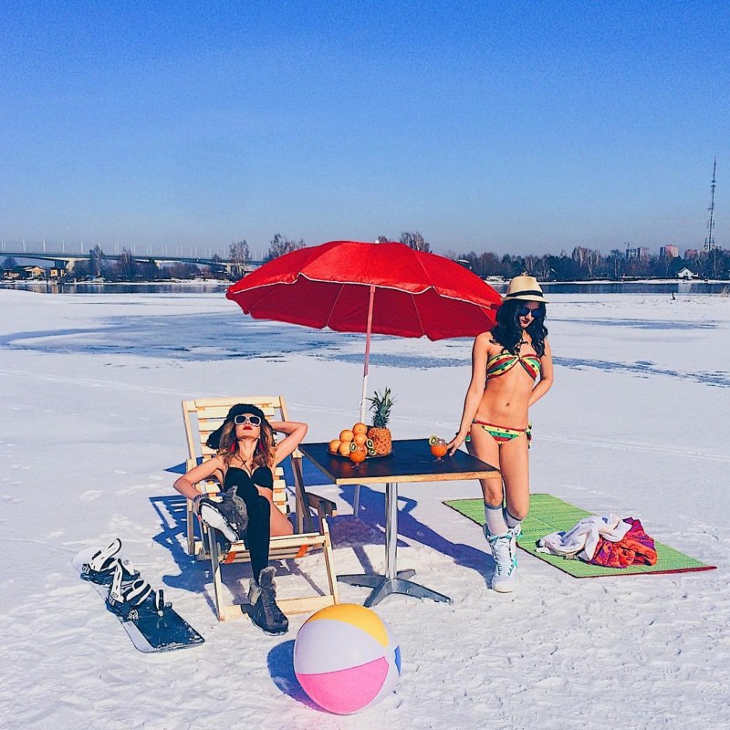 Девушки разделись ради рекламы на берегу Ангары в Иркутске