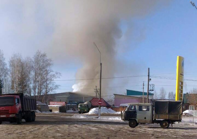 В Тайшете на территории компании АЯКС горит гаражный комплекс