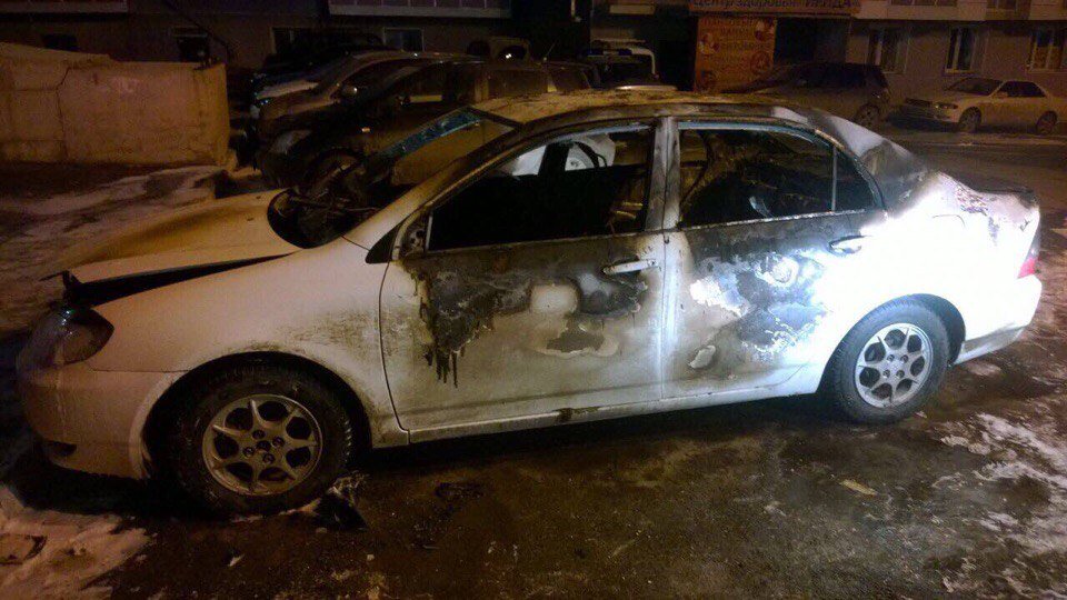 Автомобиль Toyota Corolla подожгли на улице Байкальской в Иркутске