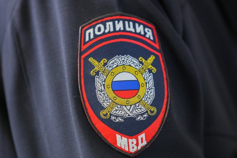 Продавец самогона избил сотрудницу полиции в Иркутской области