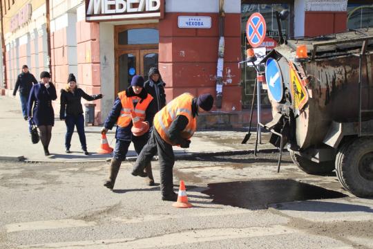 Борьба с ямами в Иркутске, или Ремонт дороги с помощью штакетника