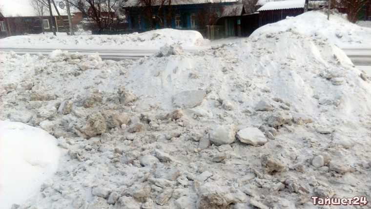 В Квитке обнаружили труп мужчины при уборке снега