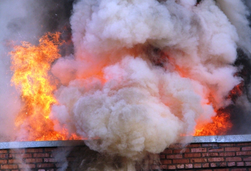 Пожарные спасли 28 жильцов горящей девятиэтажки на улице Байкальской в Иркутске