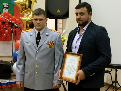 Полицейские наградили жителя Киренска, который помог задержать угонщика