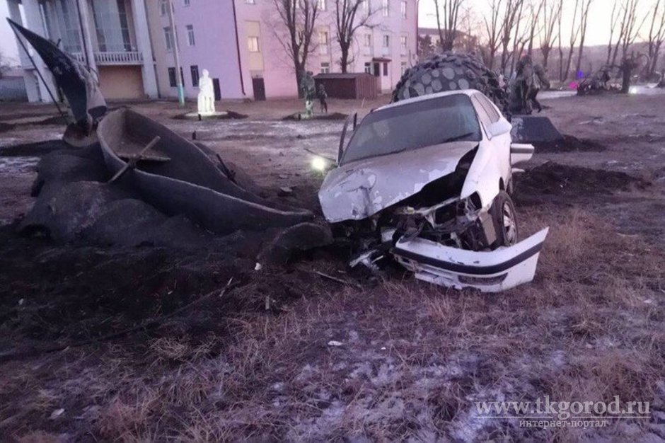 В Свирске автолюбитель разбил машину о работы участников областного фестиваля бетонных скульптур