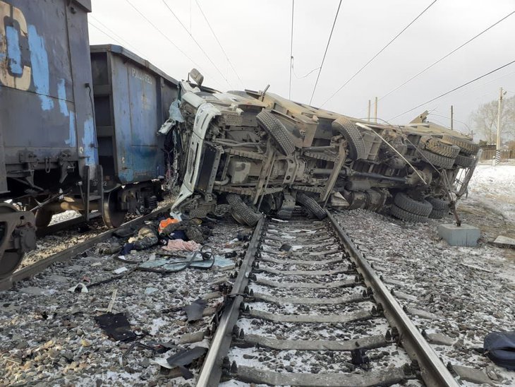 В Чунском районе водитель большегруза погиб после столкновения его автомобиля с поездом