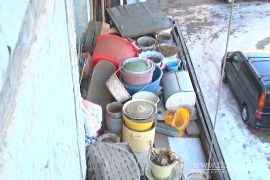 В Иркутске пенсионерка превратила свою квартиру в склад для мусора