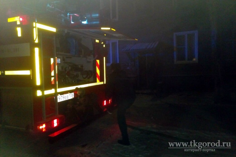 10 человек спасли братские пожарные при возгорании деревянного жилого дома