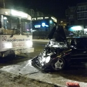 Два человека пострадали при столкновении Mercedes и троллейбуса в Иркутске