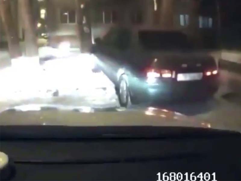 Пьяный водитель протаранил полицейский автомобиль и врезался в дерево в Иркутске