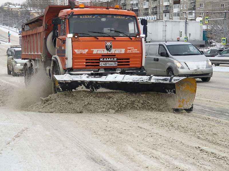 Около 60 единиц техники вывели на очистку улиц Иркутска от снега