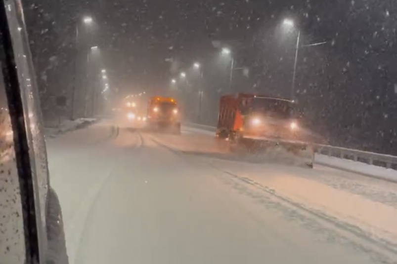 Шесть снегоуборочных машин, два трактора и грейдер расчищают Байкальский тракт