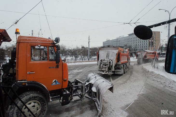 50 машин чистят улицы Иркутска от снега 24 ноября