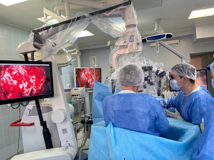 В Иркутской областной больнице с помощью нового микроскопа удалили опухоль мозга