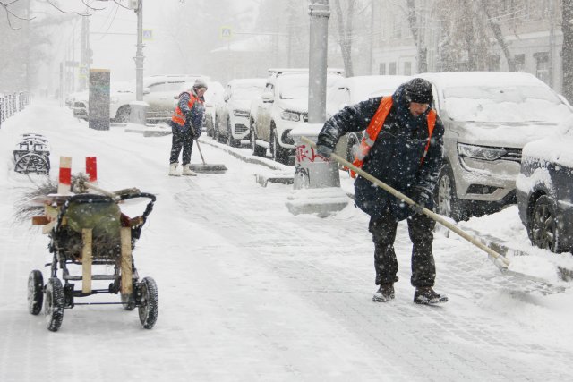 60 единиц техники вывели на уборку снега в Иркутске утром 24 ноября