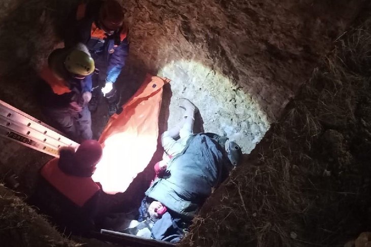 В Ольхонском районе специалисты МЧС спасли женщину, упавшую в яму