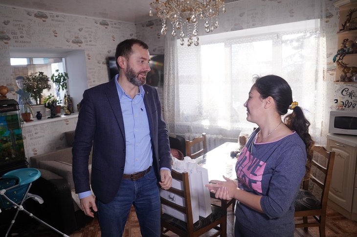 Александр Ведерников посетил семью мобилизованного из Свирска