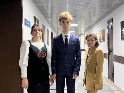 Школьники из Иркутска прошли в полуфинал телевизионной игры "Умники и умницы"