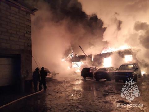 Автосервис сгорел в Иркутске на улице Ипподромной