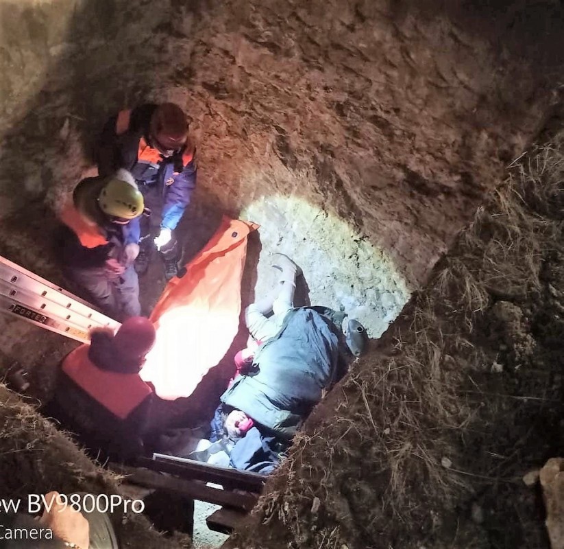 МЧС в Иркутской области спасли женщину, упавшую в глубокую яму