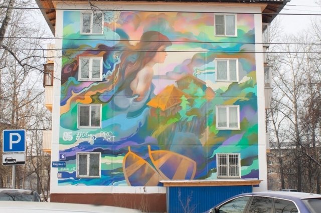 Мурал с портретом девушки в образе Ангары появился на фасаде в Шелехове