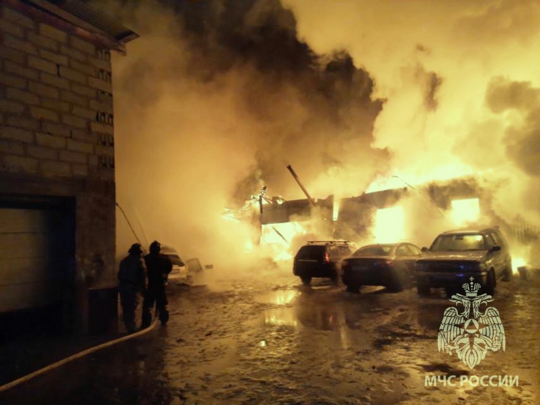 Крупный пожар случился в Иркутске, горели жилой дом, два автосервиса и 13 автомобилей