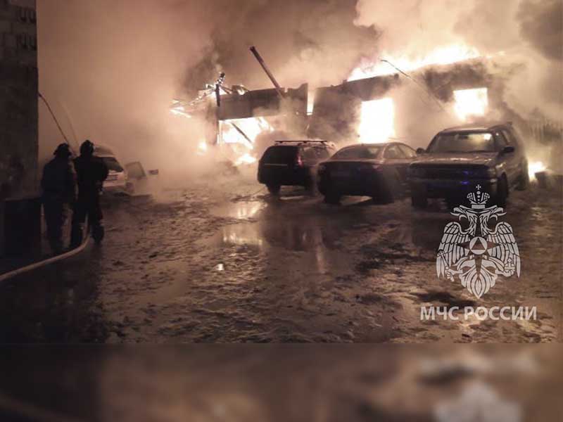 Два автосервиса и жилой дом горели на улице Ипподромной в Иркутске