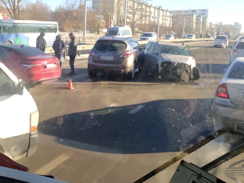Пробка образовалась на Байкальской в Иркутске из-за ДТП с тремя автомобилями