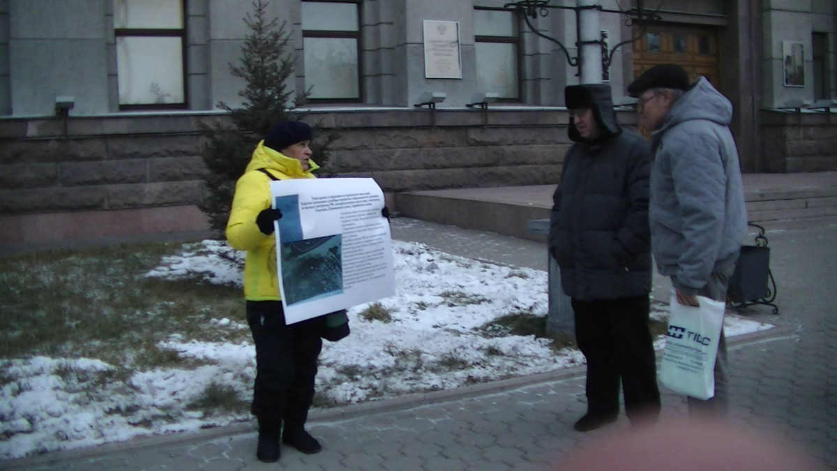 Две зелёных активистки провели пикет у правительства Иркутской области в защиту Ольхона