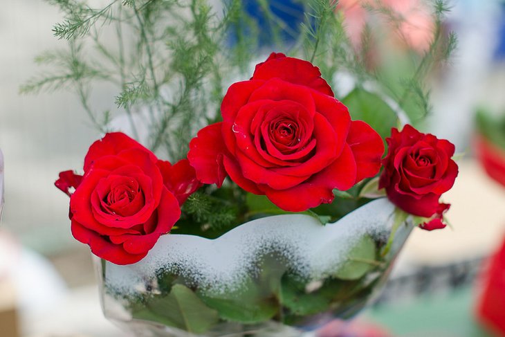 В Иркутске парень украл из торговых павильонов 300 тысяч рублей и букет роз для возлюбленной