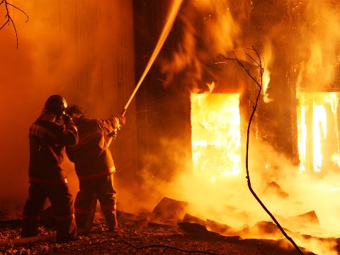 Крупный пожар в Братске тушили четыре часа