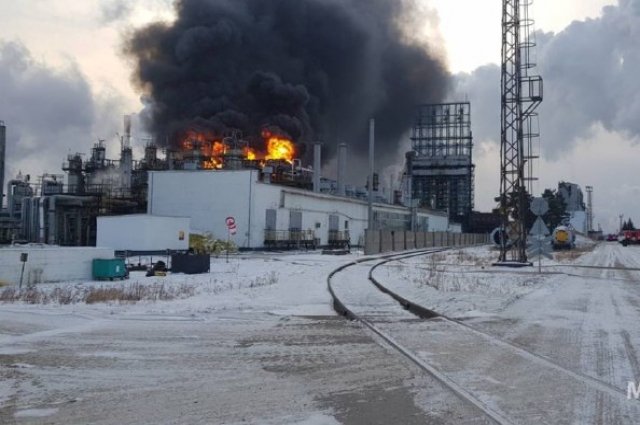 Пожар на промплощадке нефтехимического завода произошел в Ангарске