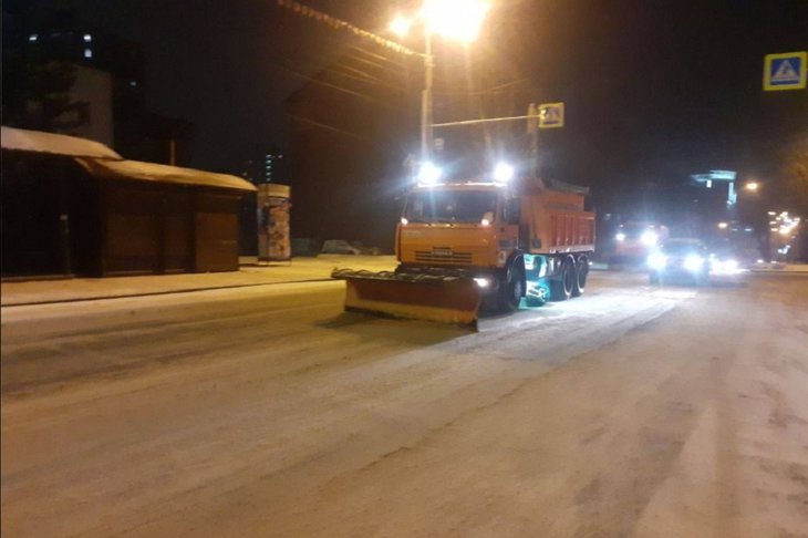 40 единиц техники убирают улицы Иркутска после ночной метели