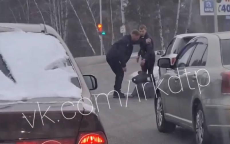Два водителя устроили драку прямо на дороге под Иркутском