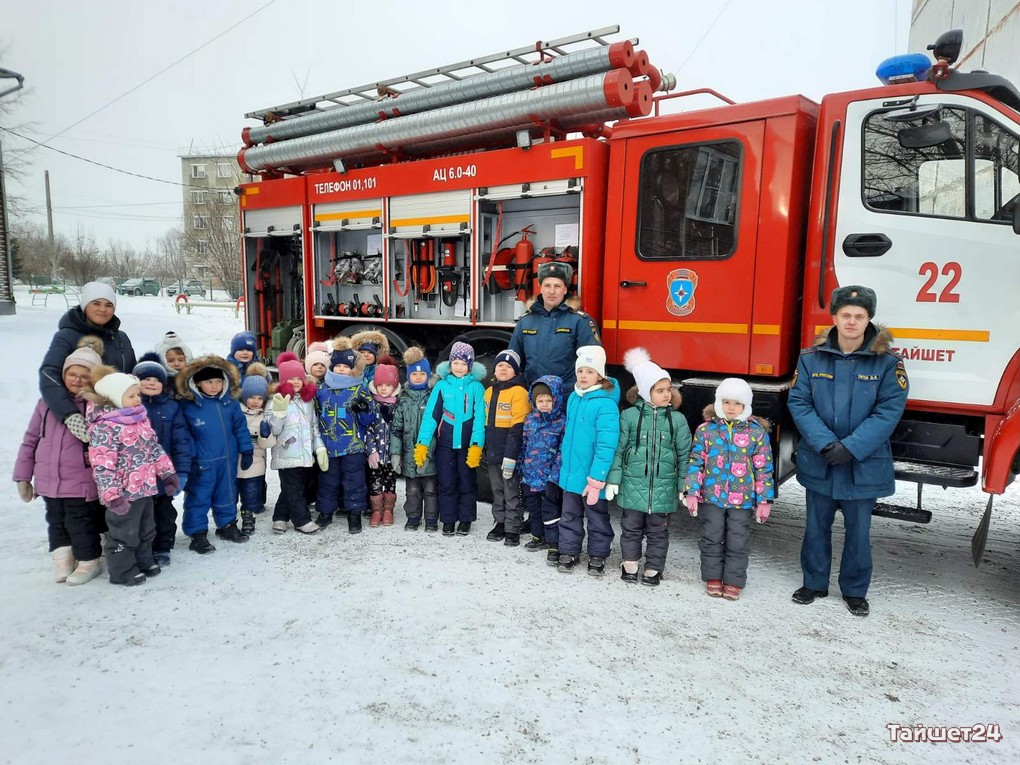 Дошколят в Тайшете познакомили с пожарной машиной