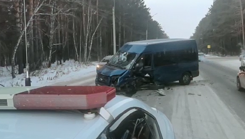 Четыре человека пострадали в столкновении микроавтобуса и иномарки в Шелехове