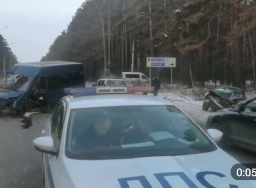 Двое детей пострадали в результате столкновения Ford Transit и Hyundai Solaris в Шелехове