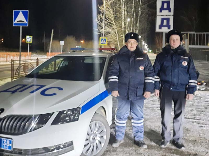 Сотрудники ДПС помогли замерзавшим в заглохшей машине мужчинам под Ангарском