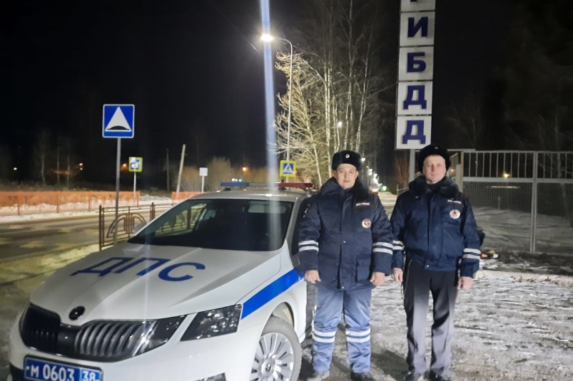 Сотрудники ДПС помогли замерзающим людям на пути из Ангарска в Иркутск