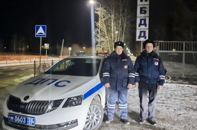 Сотрудники ГИБДД помогли замерзавшим в машине мужчинам под Ангарском