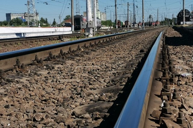 Попавший под поезд подросток умер в больнице в Усолье-Сибирском