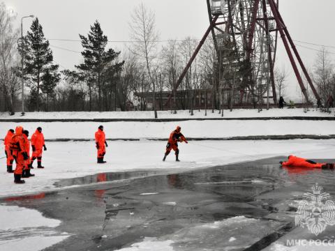 Открытый урок по спасению при провале под лед прошел в Иркутске