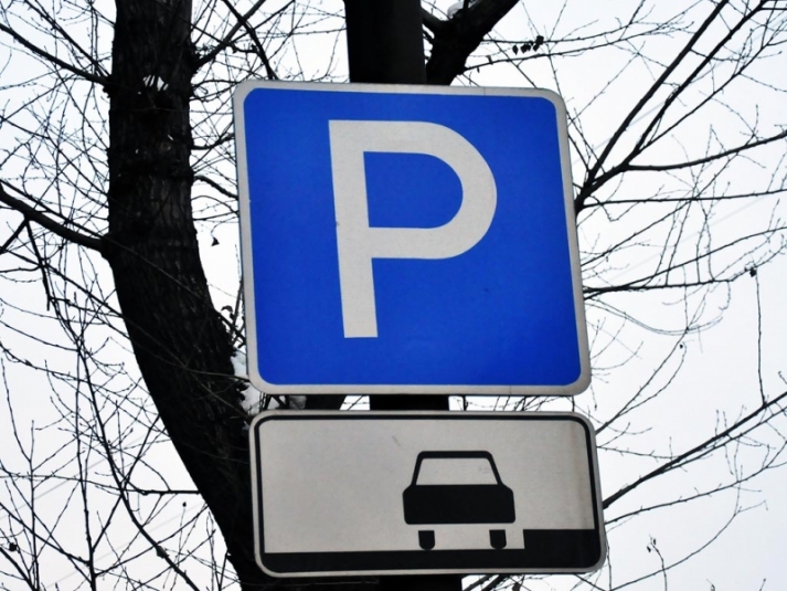 Автовладельцев пересадят на общественный транспорт: в России может стать меньше парковок