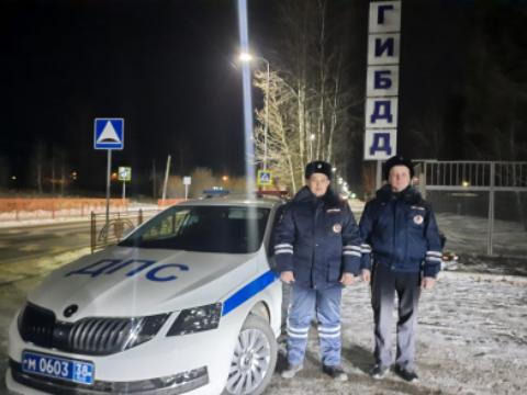 В Ангарске полицейские спасли замерзающих на дороге мужчин