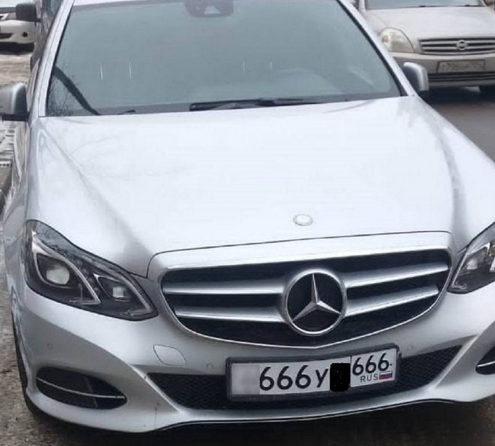 В Красноярске водителя Mercedes оштрафовали за мат в номере автомобиля