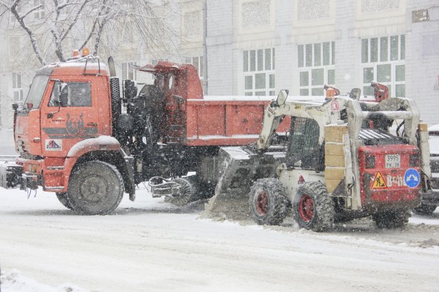 53 единицы спецтехники устраняют последствия ночного снегопада в Иркутске