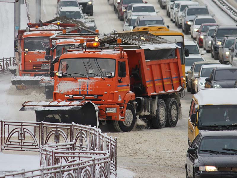 Последствия ночного снегопада устраняют в Иркутске